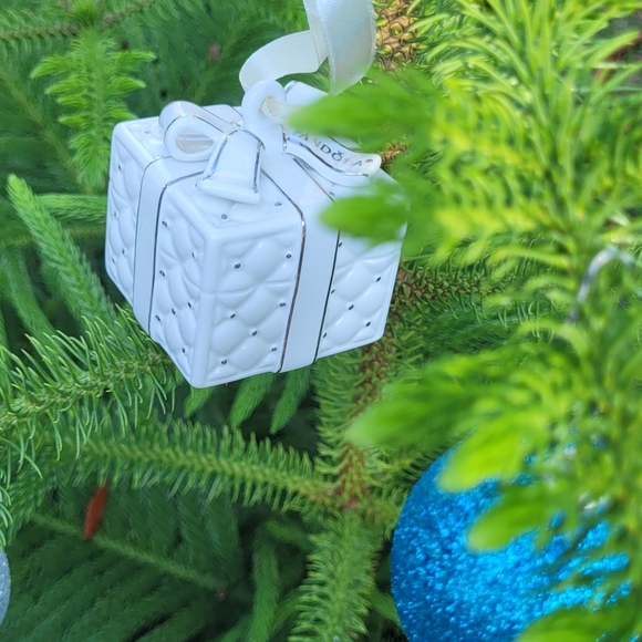 PANDORA 2016 CERAMIC CHRISTMAS GIFT BOX ORNAMENT - Picture 4 of 9